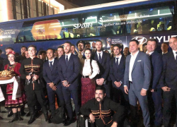 «Мы будем болеть за вас!»: Первышов не сдержал эмоций на встрече сборной Испании в Краснодаре