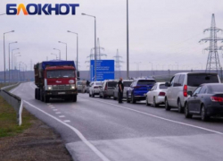 Трехкилометровая пробка сковала подъезд к Крыму со стороны Кубани 