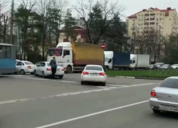 В Краснодаре из-за ДТП образовалась пробка по дороге в центр города