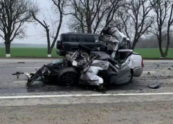 Машина превратилась в груду металла после столкновения с фурой на Кубани  