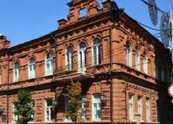 Паршиво отреставрированный фасад Дома купца Никитина снова будут чинить