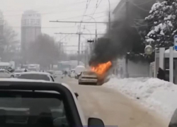 В Краснодаре прямо на проезжей части сгорела легковая машина