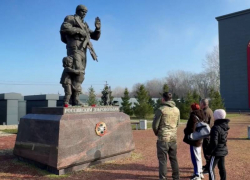 Дочь погибшего в СВО героя посетила кладбище и часовню ЧВК "Вагнер" под Краснодаром