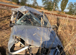 В Краснодарском крае мчащийся поезд на переезде влетел в легковушку, есть погибший