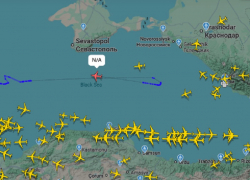 Военный самолёт США летает над морем вблизи Краснодарского края