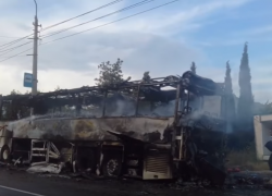 В Крыму на ялтинской трассе полностью сгорел автобус, перевозивший детей