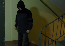 В Краснодаре извращенец напал на двух школьниц в подъезде жилого дома