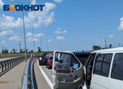 Затор из 380 машин сковал движение перед Крымским мостом