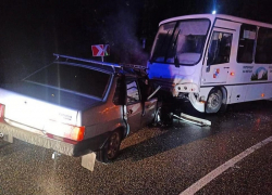 Один погибший: в Сочи лоб в лоб столкнулись легковушка и автобус