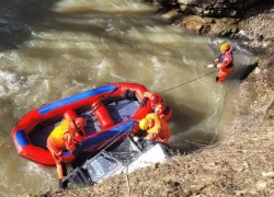 Двое погибли: машина с шестью людьми съехала в реку в Майкопском районе  