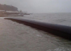 Всплывшую канализационную трубу в море возле Сочи вытащили на берег