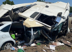 В Адыгее пострадали женщина и двое детей в ДТП с перевернувшимся грузовиком