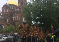 В Краснодаре сотни священников и горожан вышли на Крестный ход, невзирая на дождь