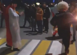 Перекрыли дорогу и станцевали лезгинку в честь победы российского боксера в Сочи