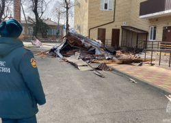 В Адыгее сорванная ураганным ветром крыша чуть не рухнула на девушку