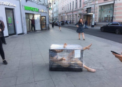  Обнаженная художница из Краснодара закрыла себя в клетке в центре Москвы 