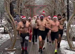 В центре Краснодара полуголые Деды Морозы устроили предпраздничный забег 