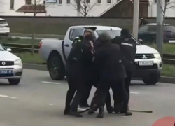 Пожилой мужчина с дубинкой напал на полицейских в Краснодаре