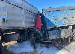 Под Краснодаром водитель КАМАЗа погиб на трассе в лобовом столкновении с фурой