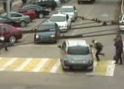 В Краснодаре школьник попытался сбить автомобиль