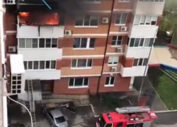  В краснодарской многоэтажке вспыхнула квартира, жителей эвакуировали 