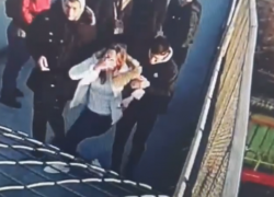 На Кубани молодые люди сняли девушку с ограждения железнодорожного моста