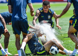 Разбили яйцо об голову и обсыпали мукой бразильского футболиста в Сочи