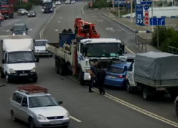 В интернете появилось видео ДТП, которое устроила девушка на «Ленд Ровер» в Сочи