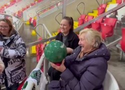 Футболисты ФК «Краснодар» подарили мяч с автографами 83-летней фанатке из Москвы
