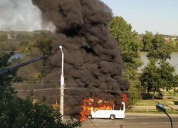 В Краснодаре на ходу загорелся пассажирский автобус