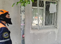 Спасатели вскрыли железную решетку на окне ради спасения пенсионерки в Новороссийске