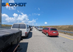 Туристы и краснодарцы попали в дикие пробки на трассах к Чёрному морю