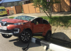 Infiniti снесла в кювет Renault в Адлерском районе