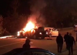 Появилась видеозапись с места смертельной аварии со сгоревшей машиной в Сочи 