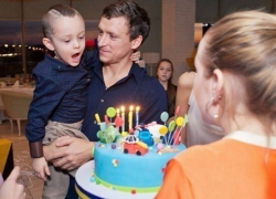 Четырехлетний сын Мамаева учится танцевать нижний брейк