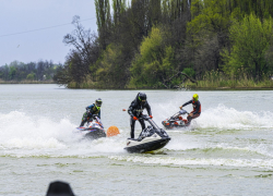 В Краснодаре стартовали зрелищные состязания водных байкеров России