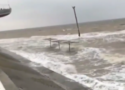  «Давно такого не было», - пляж Приморско-Ахтарска оказался под водой 