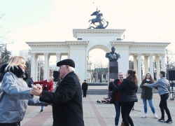 Краснодарцев закружили в «Случайном вальсе» в честь 75-летия победы в Сталинградской битве