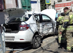 В Краснодаре водитель такси врезался в троллейбус