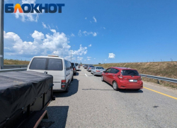 Очередь из 240 машин собралась перед Крымским мостом на Кубани