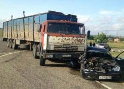 В Армавире КамАЗ врезался в легковушку, обгонявшую его по сплошным