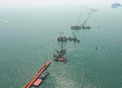 Самые мощные опоры начали возводить на Крымском мосту