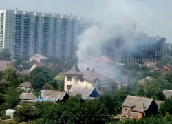 В Краснодаре горит дом: горожан напугал треск полыхающего шифера