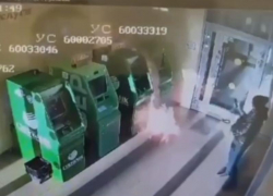 Бросить «коктейль Молотова» в банкомат убедили мошенники жительницу Кубани 