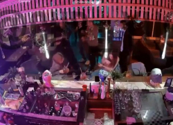 В баре Краснодара неизвестный разбил бокалом лицо девушки