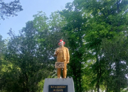 В Краснодарском крае полиция ищет поглумившихся над памятником Ленину вандалов