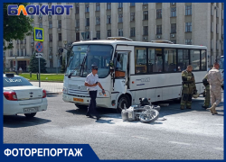 У администрации Краснодарского края автобус сбил девушку на байке: фото и видео