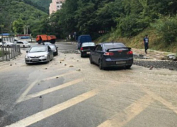 В Сочи из-за смерча обрушилась часть склона на трассу
