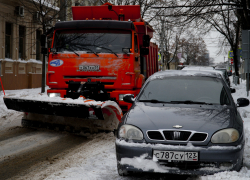 Другие города встали в пробки: как чистят снег за пределами Кубани