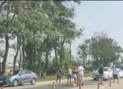 На трассе под Анапой обочечники устроили массовую драку